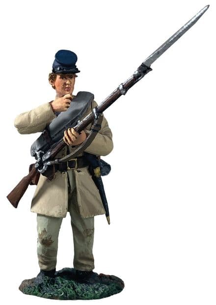 WB31361 - Confederate Infantry in Frock Coat Advancing Loading