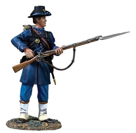 WB31384 - Federal Iron Brigade Reaching for Cap Wearing Gaiters