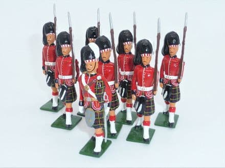 WB40190 The Cameron Highlanders Marching with Officer