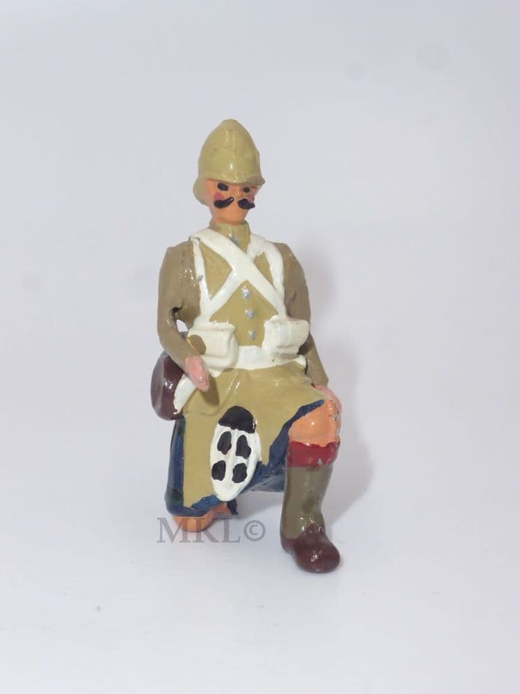 Trophy Miniatures Kneeling figure arms down Figure M