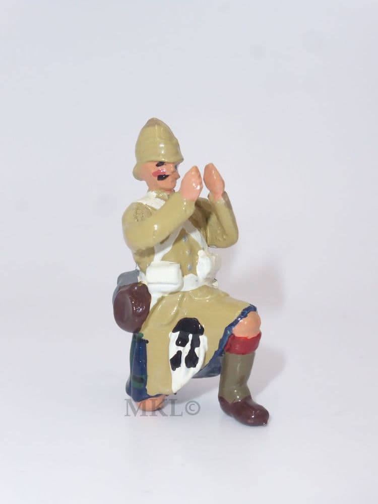 Trophy Miniatures Kneeling Figure arms up Figure N