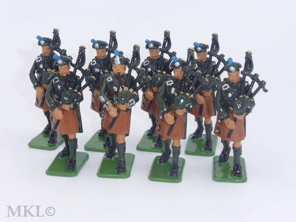 WB00316 Piper - Irish Guards - Set of 8 Figures (Special Offer)