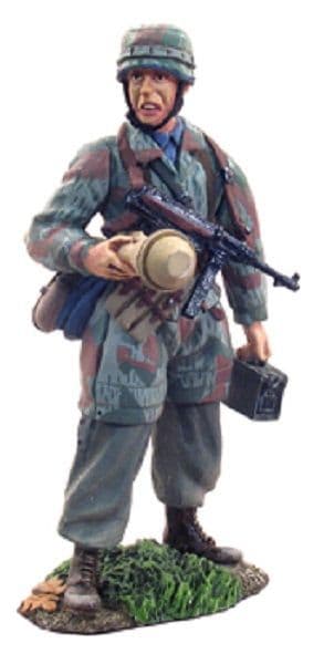 WB25016 German Fallschirmjaeger with Panzerfaust-1 Piece Set in Clam Pack