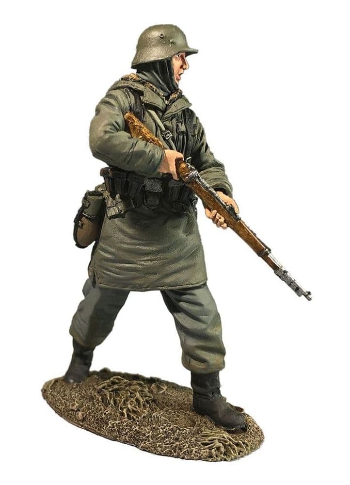 WB25071 Waffen SS Rifleman in Kharkov Parka Advancing with Caution