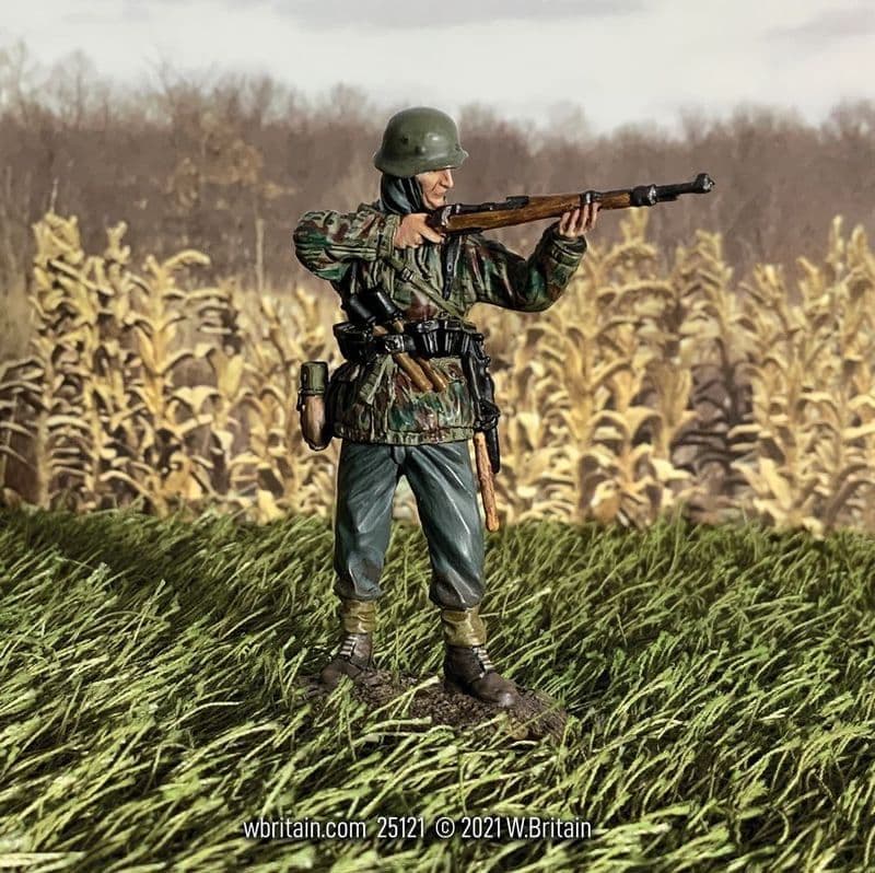 WB25121 German Grenadier in Parka Standing Firing K98, 1943-45