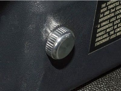 Defender Silver Single Fuse Box Screw - DA8950