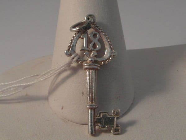 29G LADIES STERLING SILVER 18 KEY CHARM/PENDANT