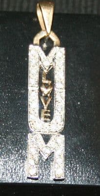 LADIES 9CT GOLD GEM SET LOVE MUM PENDANT