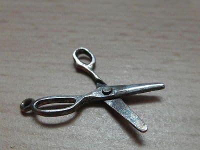 N46 VINTAGE SOLID SILVER WORKING SCISSORS CHARM / PENDANT