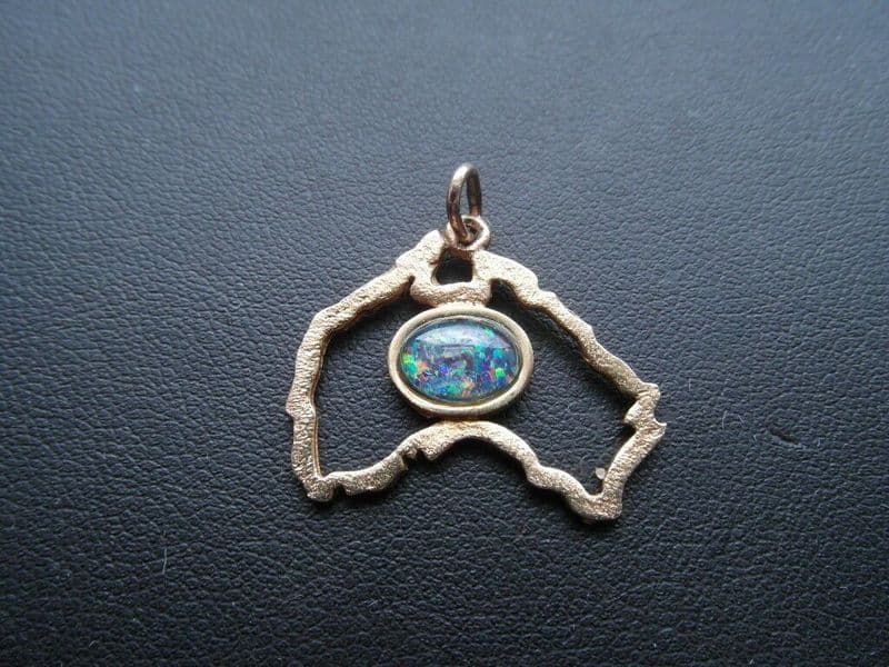 Q124 Beautiful 9ct gold 1.5 carat spread solitaire Australian Opal pendant