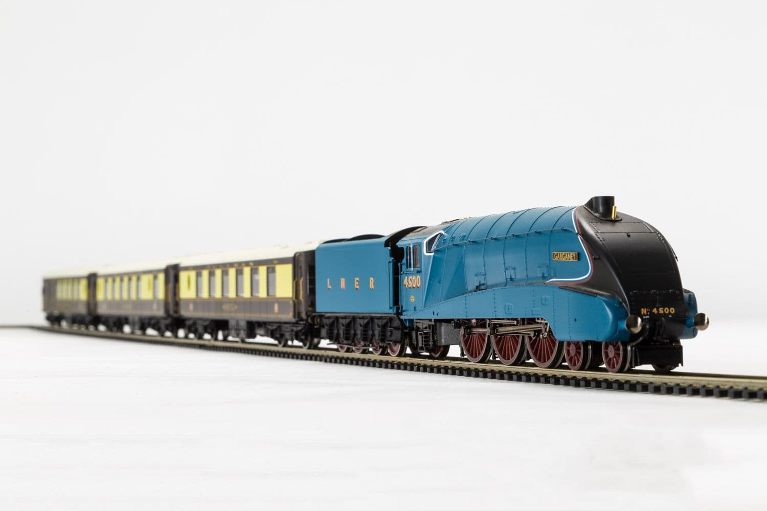 Hornby R3402 LNER "Queen of Scots" Train Pack WAS 310