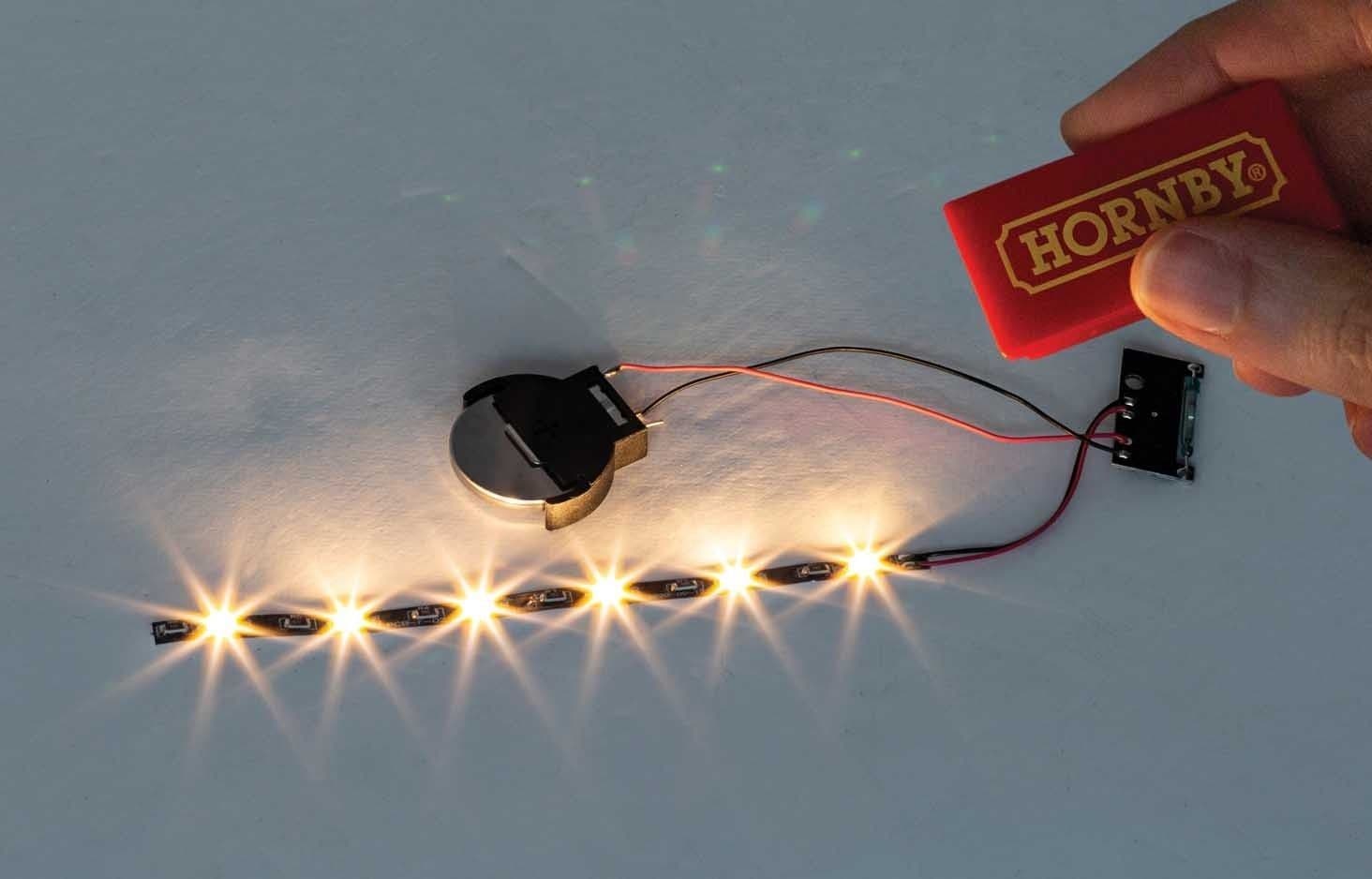 Hornby R7338 MAGLIGHT Lighting Unit for 4 and 6wheel coaches