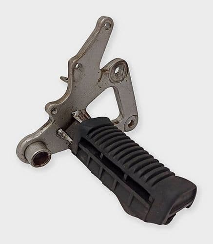 Estribera Delantera Derecha Con Soporte Suzuki Gs E 500 1989-2000