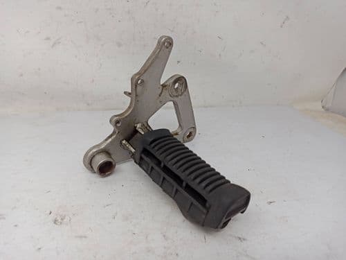 Estribera Delantera Derecha Con Soporte Suzuki Gs E 500 1989 - 2000