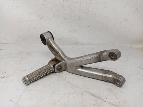 Estribera Trasera Derecha Con Soporte Yamaha Yzf 600 R6 (98-02)