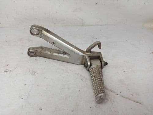 Estribera Trasera Izquierda Con Soporte Yamaha Yzf 600 R6 (98-02)