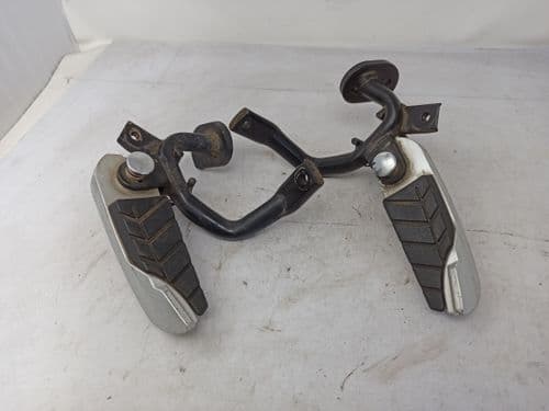 Juego Estriberas Traseras Con Soporte Sym Gts 125 (06-09) y EVO (09-15)