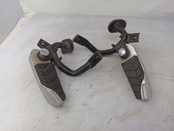 Juego Estriberas Traseras Con Soporte Sym Gts 125 2006 - 2009