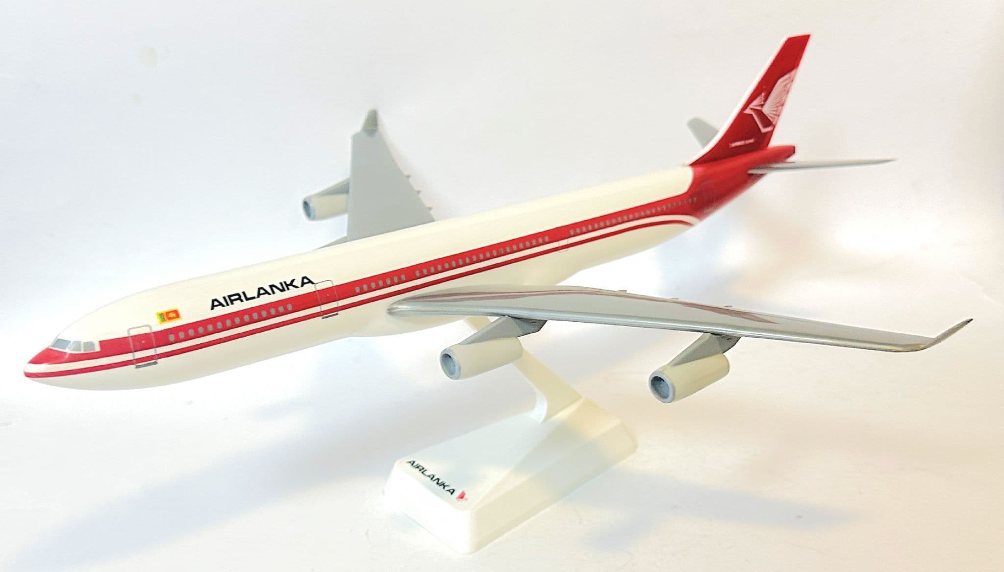 Herpa 1/200 A340-300 スイス航空 SNAP FIT Herpa Snap-Fit Edelweiss Air - Airbus A340-300 - 1/200