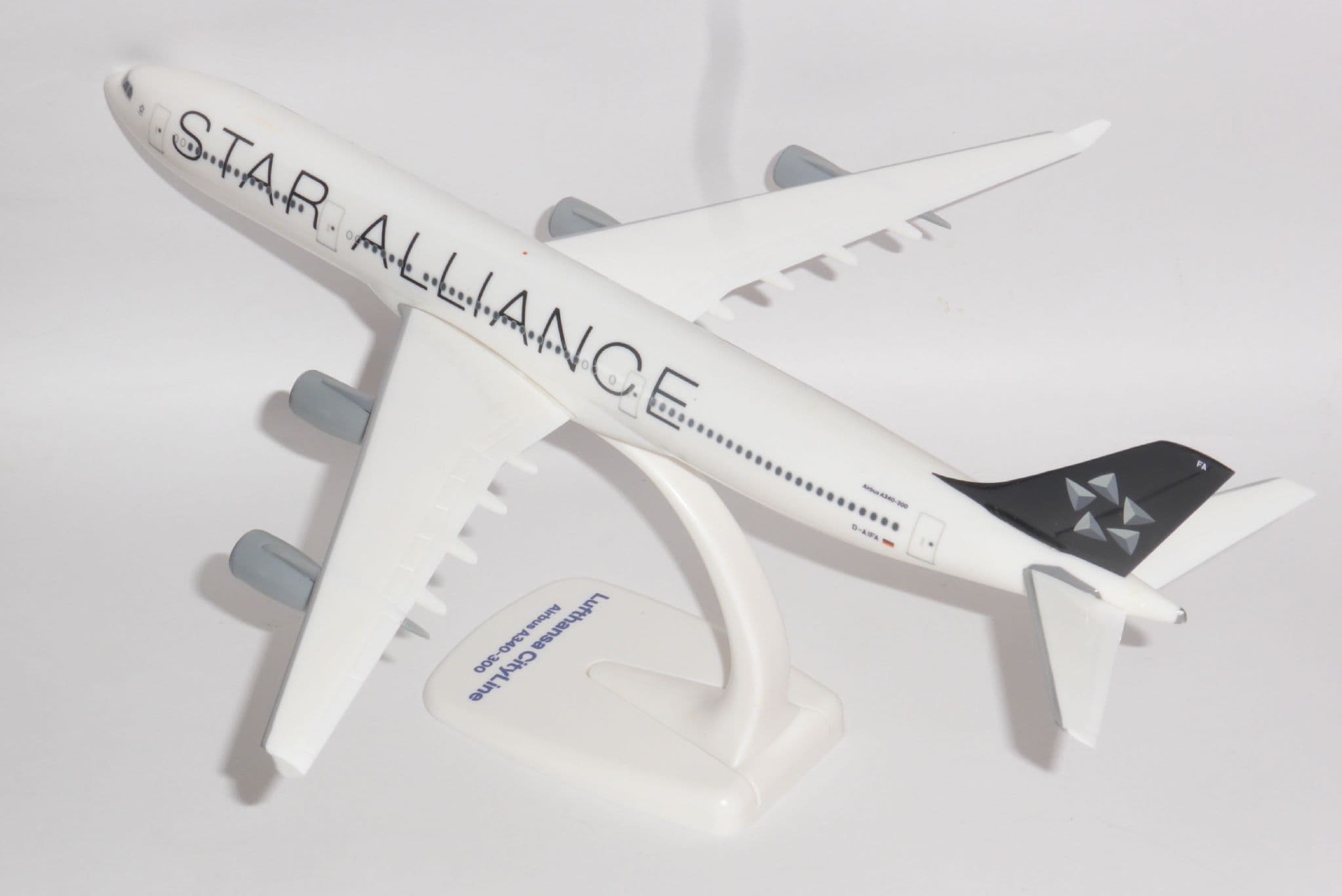 Herpa Modelo de avião de encaixe Lufthansa Airbus A340-600 na escala de 1:250, miniatura de plástico com pedastal, construção de modelos, edição de colecionador