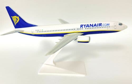 Boeing 737-800 Ryanair Early 2000's Snap Fit  Collectors Model Scale 1:200 -