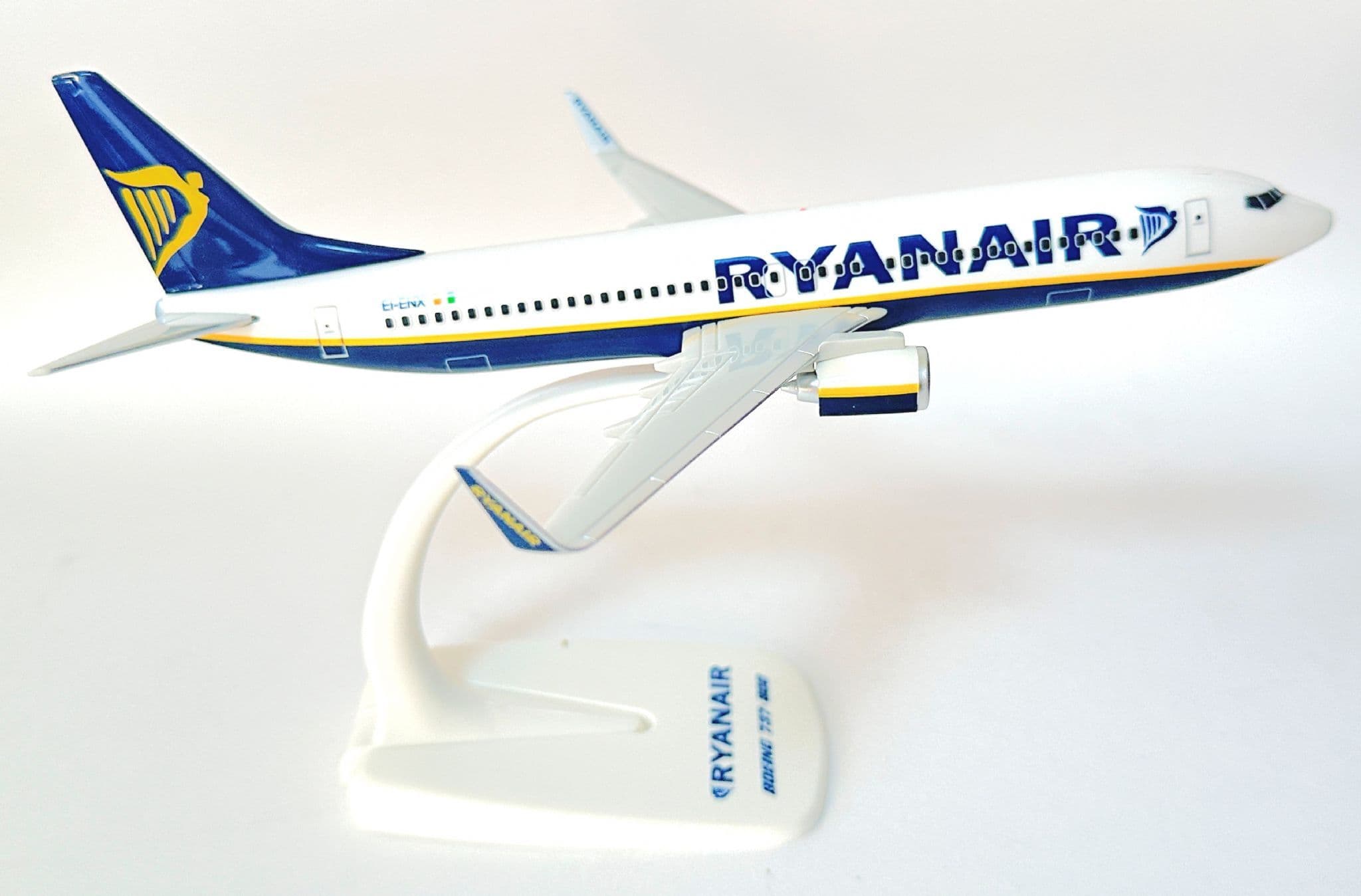 Boeing 737-800 Ryanair Ireland Herpa Snap Fit Collectors Model