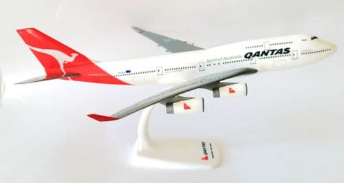Boeing 747-400 QANTAS Australia Snap Fit Airliner Collectors Model Scale 1:250 .