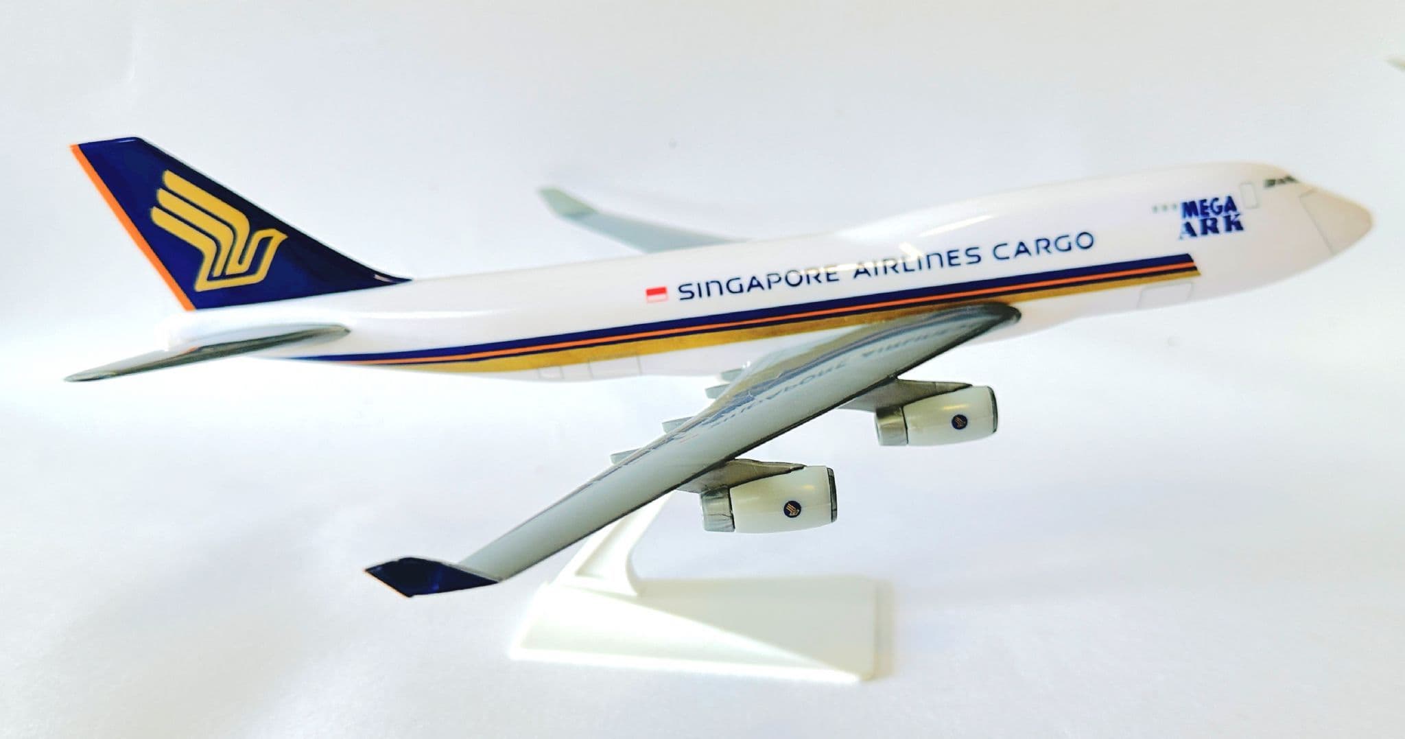 Boeing 747-400 Singapore Airlines Cargo Snap Fit Collectors Model