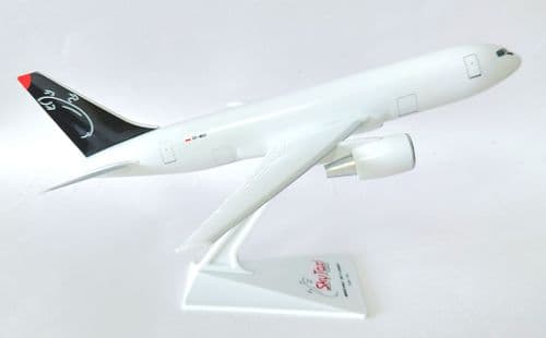 Boeing 767-200 Sky Taxi Cargo Poland Snap Fit Collectors Model Scale 1:200