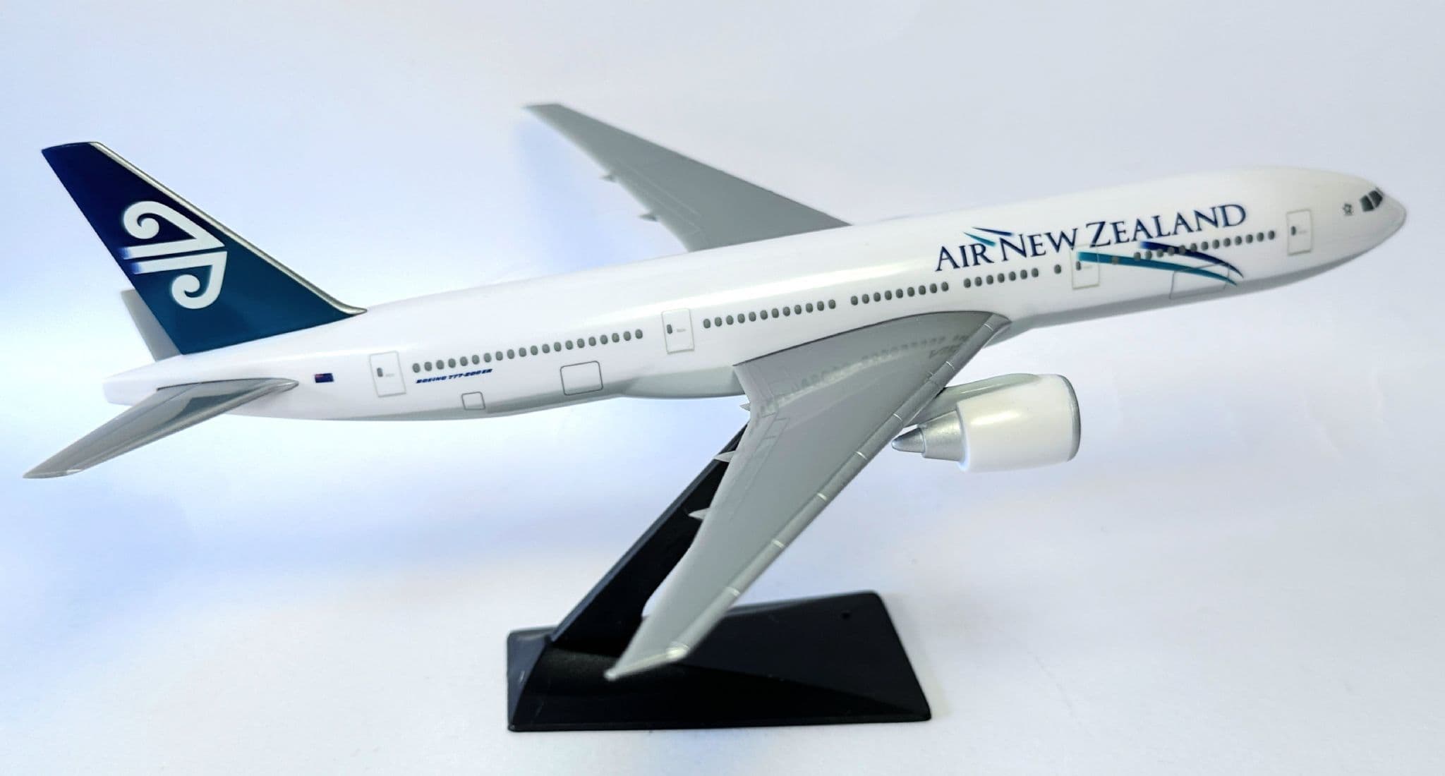 Boeing 777-200 Air New Zealand Snap Fit Official Collectors