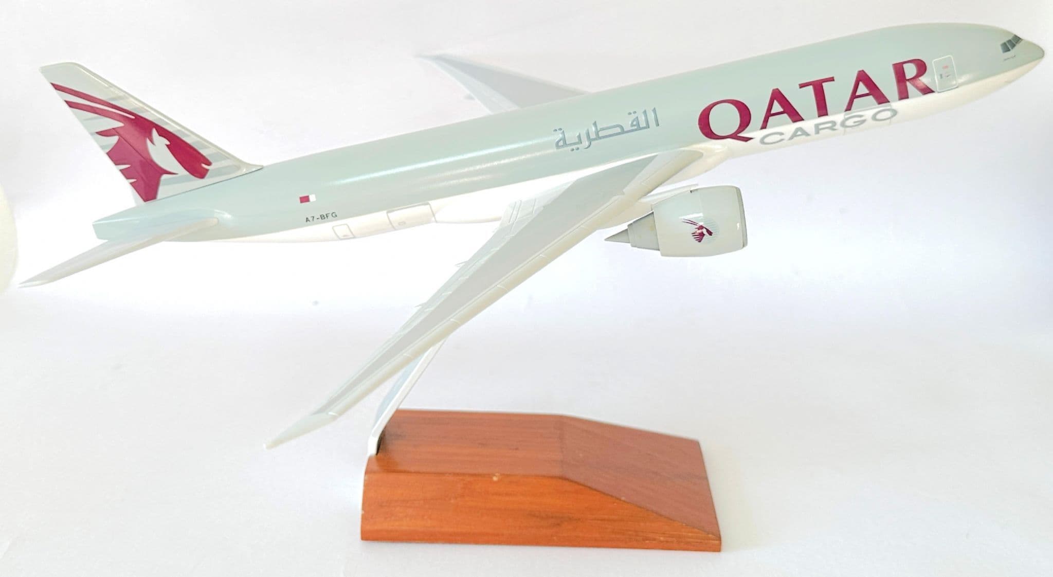 Qatar Flight Snap Boeing 777-200 Qatar Airways Cargo Skymarks Snap Fit Collectors Model 1 200