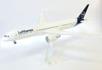 Boeing 787-9 Lufthansa Herpa Collectors Model Scale 1:200 D-ABPA 572033