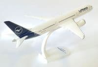 Boeing 787-9 Lufthansa Herpa Snap Fit Collectors Model Scale 1:200 D-ABPA