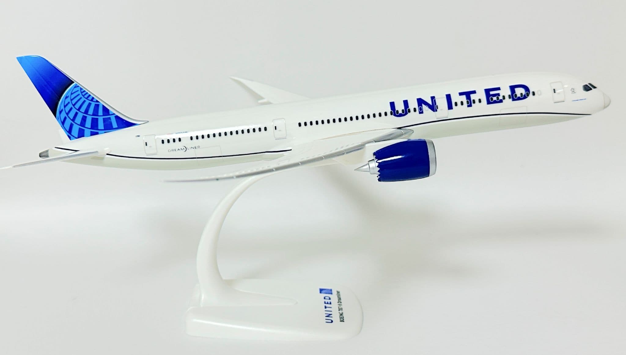 Boeing 787-9 United Airlines Herpa Snap Fit Collectors Model Scale