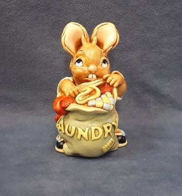 2001 Collectors Club PenDelfin Rabbit Figurine Peggy