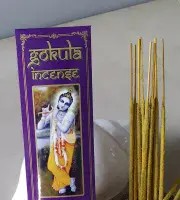 Gokula Connoisseur Sandalwood & Saffron Incense 20g – Warm & Woody Blend