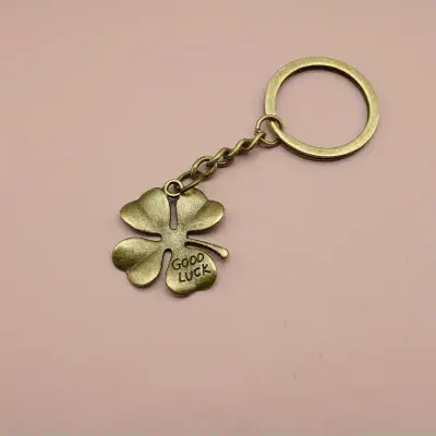 Lucky Grass Four-leaf Clover Alloy Pendant Keychain