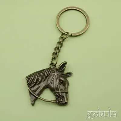 Mini Horse Head Keychain – Retro Alloy Pendant for Keys, Bags & Backpacks