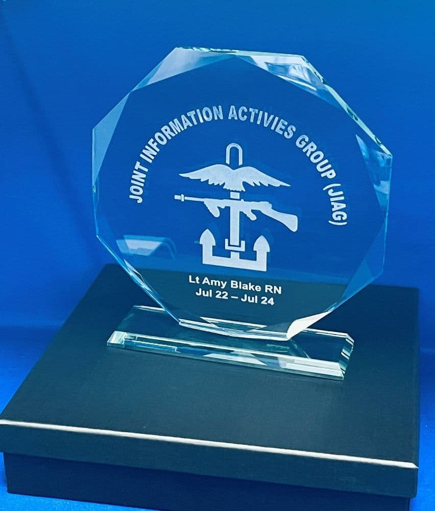 UK Military engraved presentation desk plaque with Army regiment cap