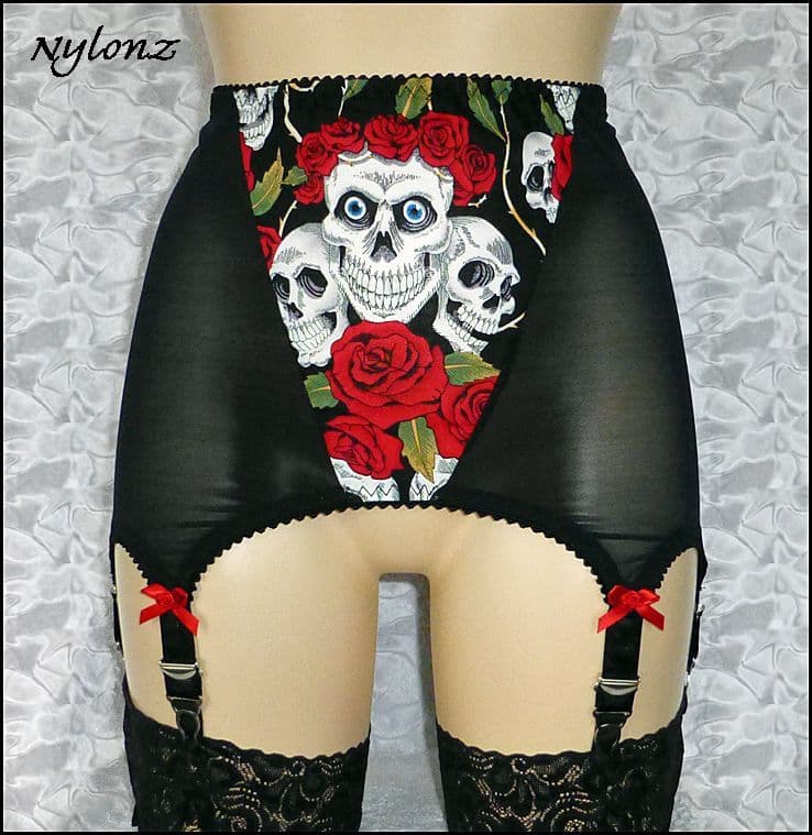 Skulls & Roses Suspender Girdle Black