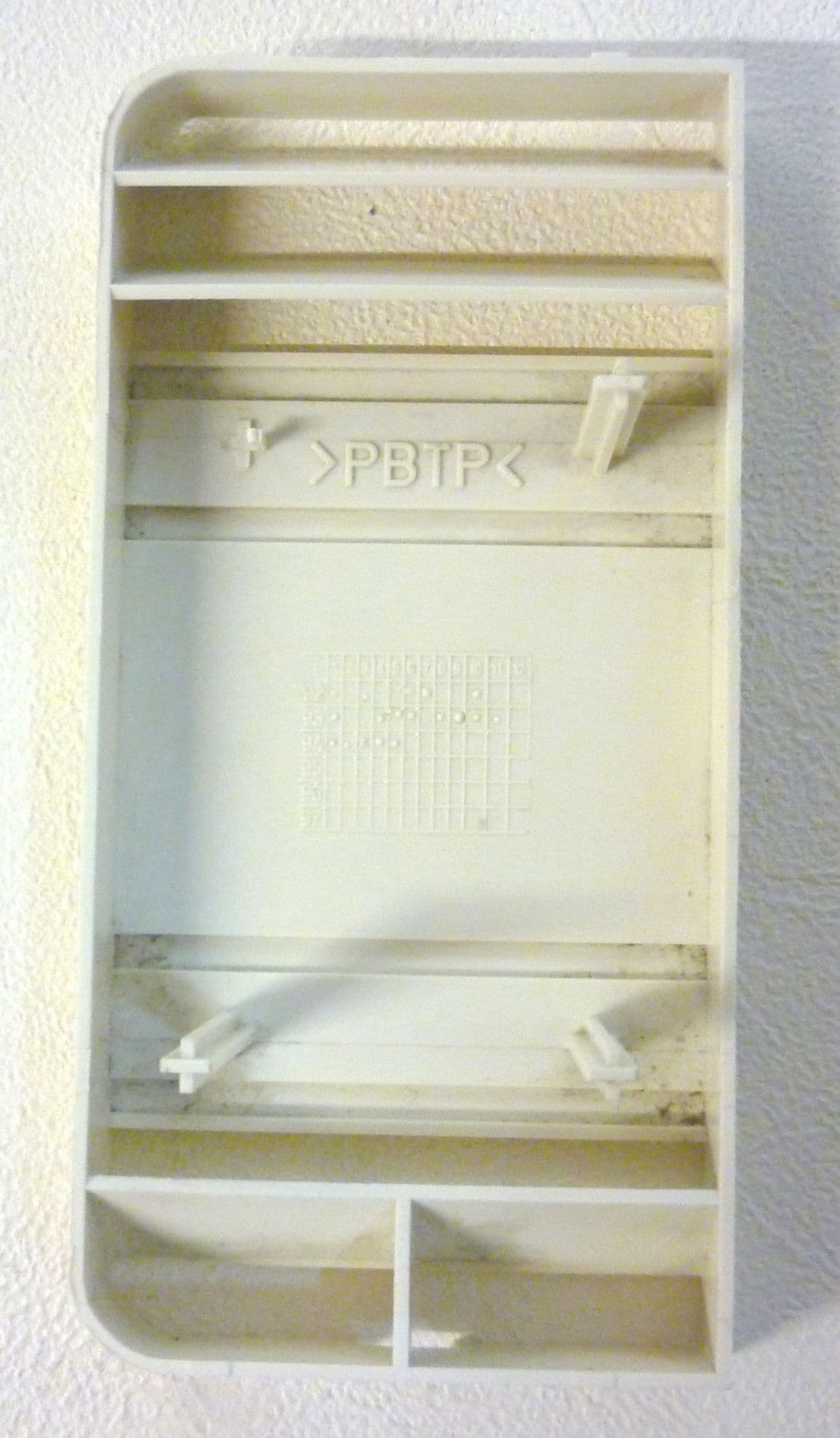 "OLD STYLE ELECTROLUX FRIDGE VENT INSERT CREAM