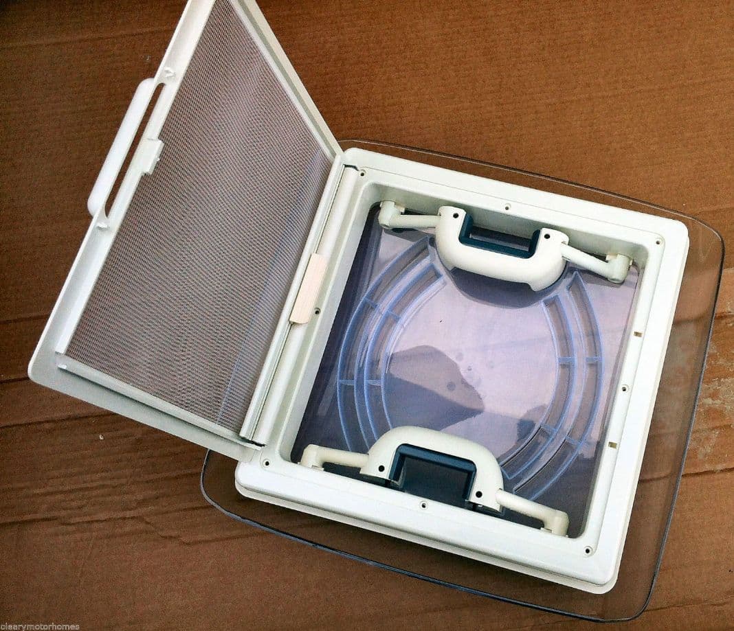 Ricambio Lucernario Camper Universale HuKaiL Copertura Per Lucernario 28 X 28 Cm, Portellone Per Camper Con Quattro Sorgenti Luminose A LED E Impostazioni Di Velocità Dell'aria, Per Camper Universale, 30 X 30 - 4