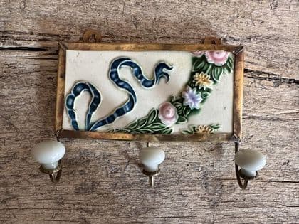Large Vintage Colonial Tile - Blue bow and wreath