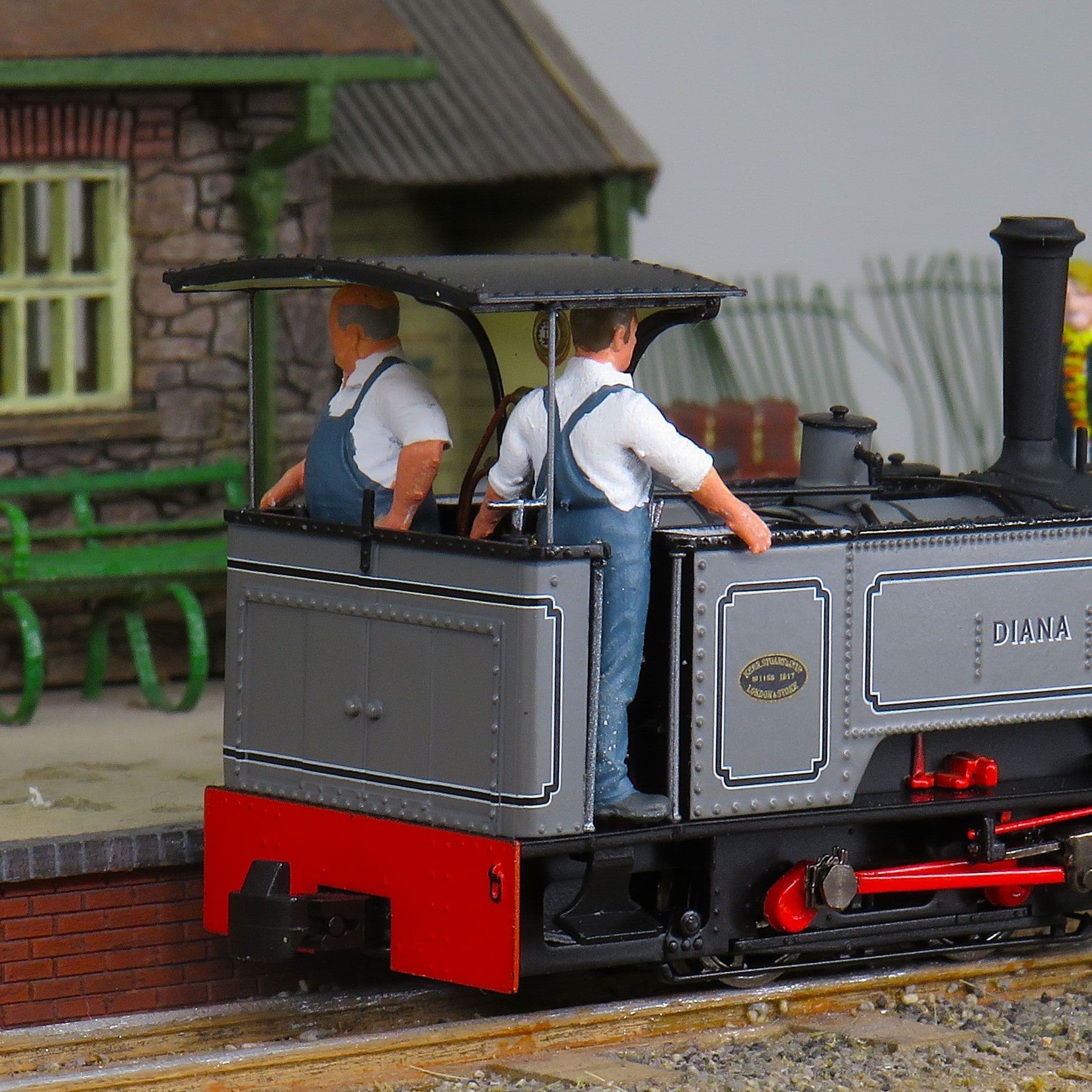 Rapido Trains UK 009 Kerr, Stuart & Co. Sirdar crew