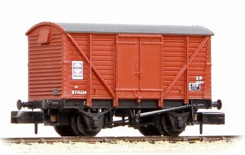 377-628C Farish BR 12T Vent. Van w/Plywood Doors BR Bauxite (Late) 'BOCM Animal Feeds'