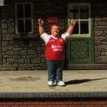 OO Gauge 1:76 Football Fan Arsenal Painted Figure (1)