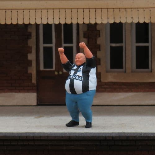OO Gauge 1:76 Football Fan Newcastle UTD Painted Figure