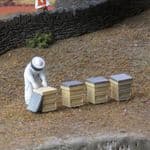 OSBF158 OO Gauge Beekeeper and hives (painted)