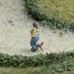 OSBFTT185 TT1:120 Scale Lady Walking Dog (painted)