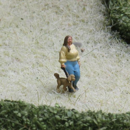 OSBFTT185 TT1:120 Scale Lady Walking Dog (painted)